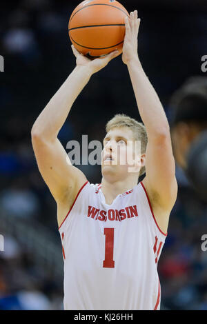 20 novembre 2017 - Kansas City, MO. États-unis - Wisconsin Badgers guard Brevin Pritzl # 1 en action au cours de la Hall of Fame Classic men's basketball match entre l'Ours et le Wisconsin Badgers Baylor au Sprint Center à Kansas City, MO..Participation : 10243.Baylor a gagné 70-65.Jimmy Rash/Cal Sport Media Banque D'Images