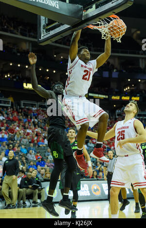 20 novembre 2017 - Kansas City, MO. États-unis - Wisconsin Badgers guard Khalil Iverson # 21 en action au cours de la Hall of Fame Classic men's basketball match entre l'Ours et le Wisconsin Badgers Baylor au Sprint Center à Kansas City, MO..Participation : 10243.Baylor a gagné 70-65.Jimmy Rash/Cal Sport Media Banque D'Images