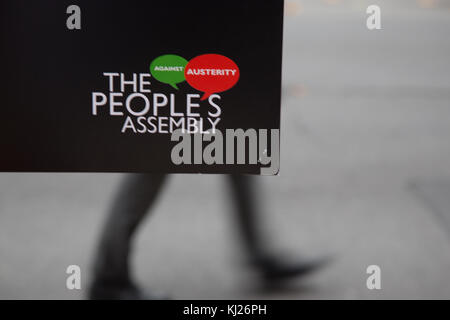 London UK 21 novembre 2017 Protestation contre les militants de programmes d'austérité du gouvernement à l'extérieur de Downing Street. Credit : Thabo Jaiyesimi/Alamy Live News Banque D'Images