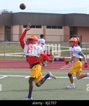 Clearwater, Floride, USA. 21 Nov, 2017. SCOTT KEELER | fois.Clearwater Central Catholic High School # 2 évoluait Jalen Jones, avant, pendant les exercices pratiques astuce pratique, lundi, 11/21/17 à l'école. Crédit : Scott Keeler/Tampa Bay Times/ZUMA/Alamy Fil Live News Banque D'Images