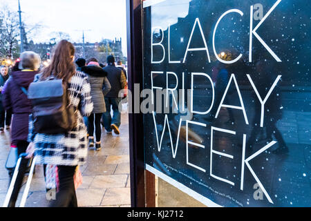 Edinburgh, Ecosse, Royaume-Uni. 21 nov, 2017. En prévision de vendredi noir dans les boutiques de Princes Street d'Édimbourg, annoncer leurs ventes avant Noël afin de stimuler un flagging high street performance. pour éviter des scènes de chaos beaucoup de détaillants ont étendu leurs ventes jusqu'à deux semaines avant le 24 novembre, la date traditionnelle quand les détaillants américains ont réduit leurs prix le jour après jour de Thanksgiving. crédit : riche de Dyson/Alamy live news Banque D'Images