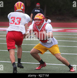 Clearwater, Floride, USA. 21 Nov, 2017. SCOTT KEELER | fois.Clearwater Central Catholic High School de secondeur # 22 Matt Tauber, droite, s'apprête à bloquer dans la pratique à l'école, 11/21/17. Crédit : Scott Keeler/Tampa Bay Times/ZUMA/Alamy Fil Live News Banque D'Images