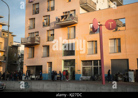 Turin, Piémont, Italie. 21 novembre 2017. Turin, Italie - 21 novembre 2017 : expulsions de migrants des bâtiments de l'ancien village olympique ex moi à Turin, Italie crédit : Stefano Guidi/ZUMA Wire/Alamy Live News Banque D'Images