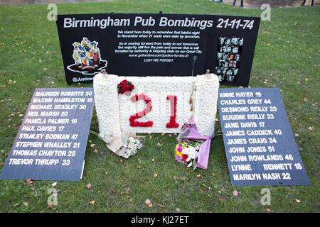 Birmingham, UK. 21 novembre 2017. Un service commémoratif a eu lieu lors de la cathédrale de Birmingham pour marquer 43 ans après la bombe de Pub de Birmingham qui a coûté la vie à 21 personnes. Le mémorial à l'extérieur de la cathédrale. Veuillez crédit, Dave Warren/Alamy Live News Banque D'Images