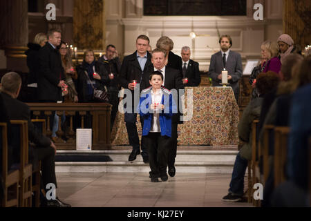 Birmingham, UK. 21 novembre 2017. Un service commémoratif a eu lieu lors de la cathédrale de Birmingham pour marquer 43 ans après la bombe de Pub de Birmingham qui a coûté la vie à 21 personnes. Sur la photo, Charlie Williams (7) porte la première des vingt et une bougies sont hors de la cathédrale. Veuillez crédit, Dave Warren/Alamy Live News Banque D'Images