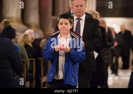 Birmingham, UK. 21 novembre 2017. Un service commémoratif a eu lieu lors de la cathédrale de Birmingham pour marquer 43 ans après la bombe de Pub de Birmingham qui a coûté la vie à 21 personnes. Sur la photo, Charlie Williams (7) porte la première des vingt et une bougies sont hors de la cathédrale. Veuillez crédit, Dave Warren/Alamy Live News Banque D'Images