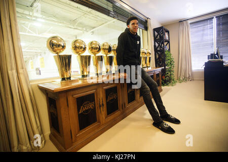 El Segundo, Californie, USA. 23 Juin, 2017. Lakers de draft Lonzo Ball a sa photo avec trophées championnat des Lakers au site d'entraînement le vendredi 23 juin, 2017 à El Segundo, Californie. Les Lakers Lonzo sélectionné comme la balle n°2 de draft NBA globale et est le fils de LaVar Ball. © 2017 Patrick T. Fallon Crédit : Patrick Fallon/ZUMA/Alamy Fil Live News Banque D'Images