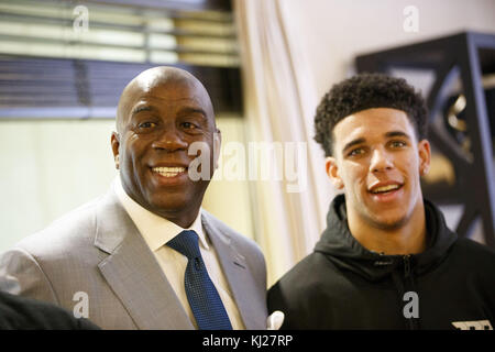 El Segundo, Californie, USA. 23 Juin, 2017. Lakers de draft Lonzo Ball parle avec Magic Johnson à l'installation de la pratique des Lakers le vendredi 23 juin, 2017 à El Segundo, Californie. Les Lakers Lonzo sélectionné comme la balle n°2 de draft NBA globale et est le fils de LaVar Ball. © 2017 Patrick T. Fallon Crédit : Patrick Fallon/ZUMA/Alamy Fil Live News Banque D'Images