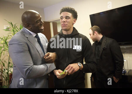 El Segundo, Californie, USA. 23 Juin, 2017. Lakers de draft Lonzo Ball répond à Magic Johnson à l'installation de la pratique des Lakers le vendredi 23 juin, 2017 à El Segundo, Californie. Les Lakers Lonzo sélectionné comme la balle n°2 de draft NBA globale et est le fils de LaVar Ball. © 2017 Patrick T. Fallon Crédit : Patrick Fallon/ZUMA/Alamy Fil Live News Banque D'Images