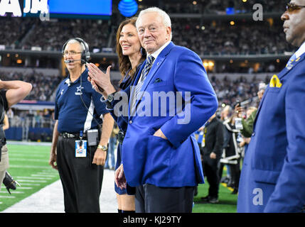 19 novembre 2017 : Dallas Cowboys propriétaire et directeur général Jerry Jones et sa fille Charlotte Jones avant un match de football américain NFL entre les Philadelphia Eagles et les Dallas Cowboys à AT&T Stadium à Arlington, TX Dallas battu Philadelphie 37-9 Albert Pena/CSM Banque D'Images