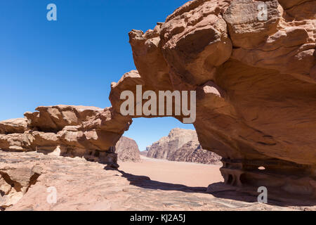 Pont de roche naturelle et vue panoramique sur le désert de Wadi Rum, Jordanie Banque D'Images