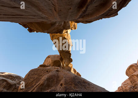 Des formations rocheuses particulières Belle Burdah Rock Bridge dans le Wadi Rum, Jordanie Banque D'Images