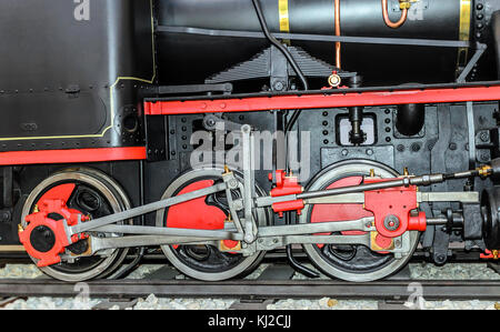 Les roues de la locomotive sont close-up. Le cadre d'une vieille locomotive à vapeur. Banque D'Images