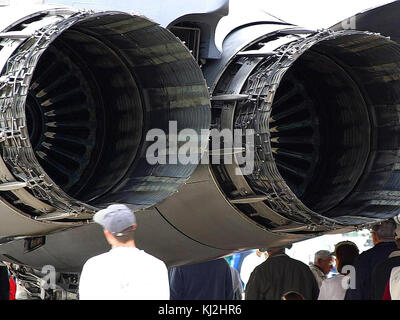 Les gros moteurs à réaction, essentiels à la propulsion des avions, sont présentés dans le cadre de l'ingénierie d'un avion moderne, illustrant la puissance et la technologie impliquées dans l'aviation. Banque D'Images