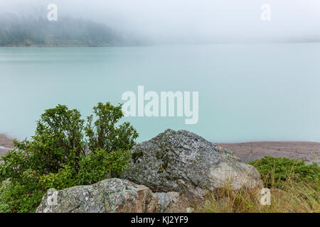 Grand lac d'Almaty en temps de pluie brouillard Banque D'Images