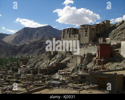 Leh est une ville dans la région nord de l'Inde, située dans la région du Ladakh au Jammu-et-Cachemire. Connue pour sa culture bouddhiste, ses paysages époustouflants et son environnement désertique de haute altitude, Leh est une destination touristique populaire pour les randonneurs et ceux qui s’intéressent à la culture tibétaine. Banque D'Images