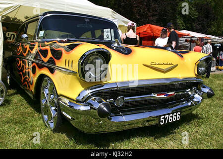 Une photographie vintage d'une voiture oldtimer, mettant en valeur le design classique et le style typique des automobiles du début du XXe siècle. Cette image capture l'essence des véhicules rétro et la nostalgie du passé. Banque D'Images