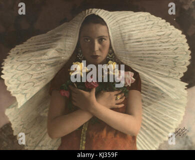 Cette photographie colorée à la main représente une femme tenant une fleur, mettant en valeur les premières techniques photographiques. L'image reflète le portrait du XIXe siècle et l'utilisation de la couleur dans la photographie pour améliorer l'attrait visuel. Banque D'Images