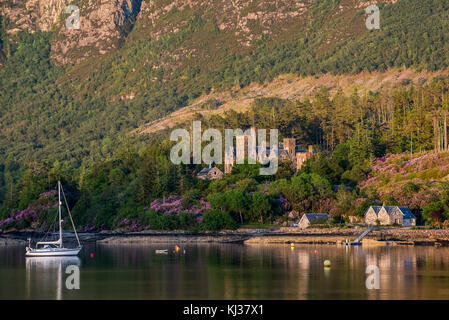Château de Duncraig à la lumière du soir, manoir à Lochalsh le long de la rive du Loch Carron près de Plockton, Ross et Cromarty, Highlands écossais, Écosse Banque D'Images