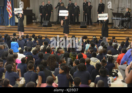 L'United States Navy Band Sea Chanters s'est produit à l'école primaire Catherine Reid de Lanham, Maryland, mettant en valeur leur talent musical et offrant une performance communautaire pour les étudiants et les professeurs. Banque D'Images