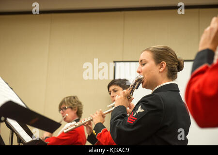 Le United States Navy Band joue à la National Flute Convention, mettant en valeur leurs talents musicaux et leur contribution à la culture nationale et à la musique militaire. Banque D'Images