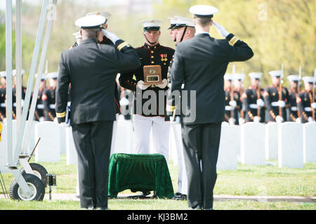 Les marins américains et des Marines américains de Marine Barracks Washington (8e et i) participer au service pour le major du Corps des Marines des États-Unis Elizabeth Kealey Article 71 de Arlington National Cemetery (16669704994)