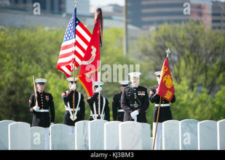 Les Marines américains de Marine Barracks Washington (8e et i) participer au service à Arlington National Cemetery (17291669901) Banque D'Images
