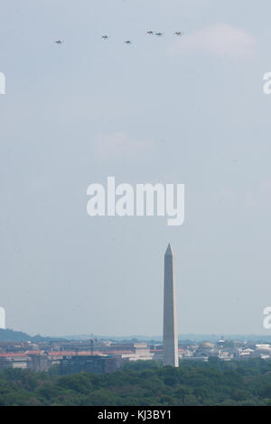 La Seconde Guerre mondiale, les avions volent au-dessus de Washington, D.C. vu du Cimetière National d'Arlington (16809206564) Banque D'Images