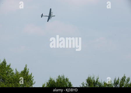 La Seconde Guerre mondiale, les avions volent au-dessus de Washington, D.C. vu du Cimetière National d'Arlington (17243946688) Banque D'Images