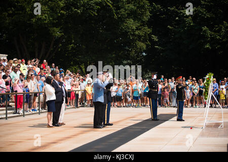 L'Association des anciens combattants de la guerre de Corée, Inc. Président Larry Kinard et l'Ambassadeur de la République de Corée Ahn Ho-Young une gerbe sur la Tombe du Soldat inconnu au cimetière national d'Arlington (19843611669) Banque D'Images