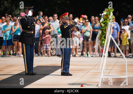 L'Association des anciens combattants de la guerre de Corée, Inc. Président Larry Kinard et l'Ambassadeur de la République de Corée Ahn Ho-Young une gerbe sur la Tombe du Soldat inconnu au cimetière national d'Arlington (19843607719) Banque D'Images