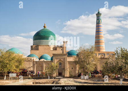 Khiva, vue sur le complexe architectural pakhlavan Mahmud et le minaret de l'islam-khodja. Ouzbékistan Banque D'Images