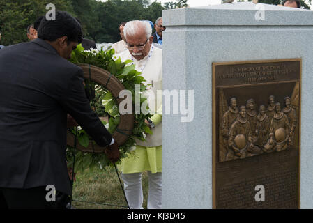 Ministre principal Manohar Lal Khattar prend part à une cérémonie de dépôt à la navette spatiale Columbia Memorial (20500220980) Banque D'Images