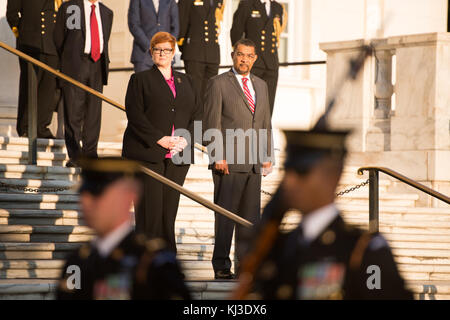 Cette image montre la ministre australienne de la Défense, la sénatrice Marise Payne, déposant une couronne sur la tombe du soldat inconnu dans le cimetière national d'Arlington, symbole de respect pour les soldats tombés au combat dans les conflits mondiaux. Banque D'Images