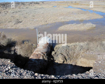 L'eau s'écoule par une course au large de pip Banque D'Images
