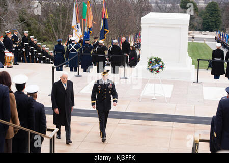 Président de l'Italie dépose une gerbe sur la Tombe du Soldat inconnu au cimetière national d'Arlington (24252624483) Banque D'Images