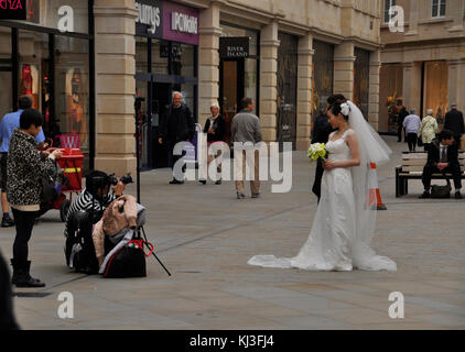 Baignoire le lieu de choix pour de nombreux couples mariés. Un couple en utilisant le nouveau centre commercial Southgate pour leurs photos de mariage. Banque D'Images