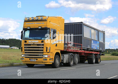 Forssa, Finlande - le 25 juillet 2015 : Scania 164g camion transporte une cabine portable portable. Les chalets sont souvent utilisés comme bureaux temporaires sur les chantiers. Banque D'Images