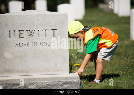 L'Association nationale des professions du paysage bénévole dans le Cimetière National d'Arlington (28142890742) Banque D'Images