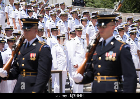 Commandant de l'escadron de formation Japon dépose une gerbe sur la Tombe du Soldat inconnu au Arlington National Cemtery (27713340283) Banque D'Images