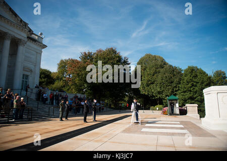 Le Japon est l'ancien ministre des Finances dépose une gerbe sur la Tombe du Soldat inconnu au cimetière national d'Arlington (30266503015) Banque D'Images