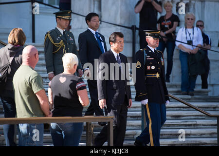 Le Japon est l'ancien ministre des Finances dépose une gerbe sur la Tombe du Soldat inconnu au cimetière national d'Arlington (29635885114) Banque D'Images