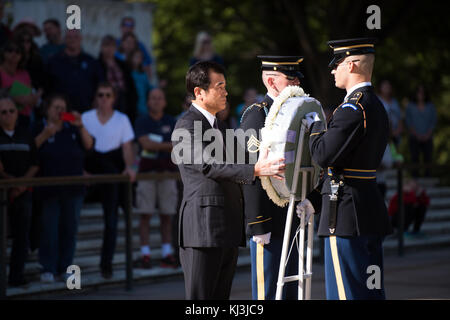 Le Japon est l'ancien ministre des Finances dépose une gerbe sur la Tombe du Soldat inconnu au cimetière national d'Arlington (30266499315) Banque D'Images