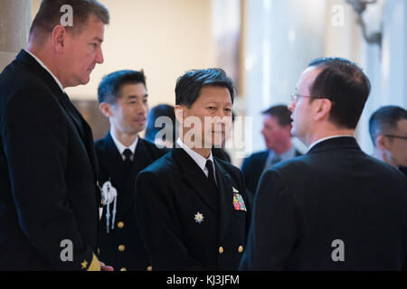 Chef d'état-major de la Force navale d'autodéfense du Japon dépose une gerbe sur la Tombe du Soldat inconnu au cimetière national d'Arlington (30365143081) Banque D'Images