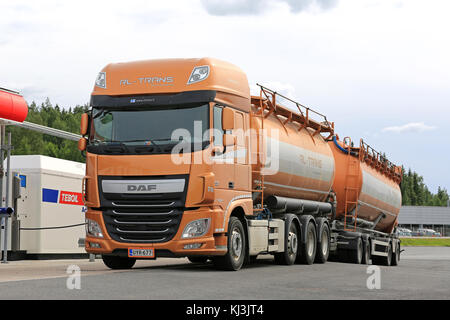 Forssa, Finlande - le 25 juillet 2015 : nouveau daf xf 510 camion citerne est être ravitaillé. Le nouveau daf xf est alimenté par PACCAR MX-13 et MX-11 moteurs. Banque D'Images