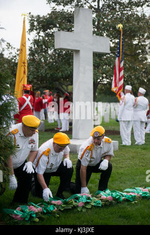 United States Ordre Militaire de l'Cootie déposer des couronnes à l'Argonne Croix dans le Cimetière National d'Arlington (30629298966) Banque D'Images