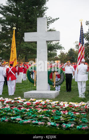 United States Ordre Militaire de l'Cootie déposer des couronnes à l'Argonne Croix dans le Cimetière National d'Arlington (30577615491) Banque D'Images