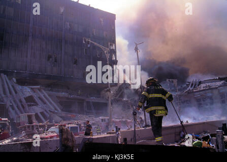 Des pompiers ont fumé des gravats après l'attaque terroriste du 11 septembre sur Twin Towers, New York Banque D'Images