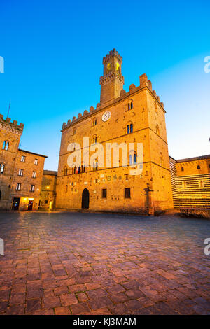 La place centrale de la ville de Volterra, palais médiéval Palazzo dei Priori, l'état historique de Pise, Toscane, Italie, Europe Banque D'Images