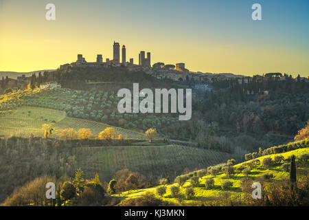 Tours de ville médiévale de San Gimignano et la campagne skyline panorama du paysage sur le coucher du soleil. La toscane, italie, europe. Banque D'Images